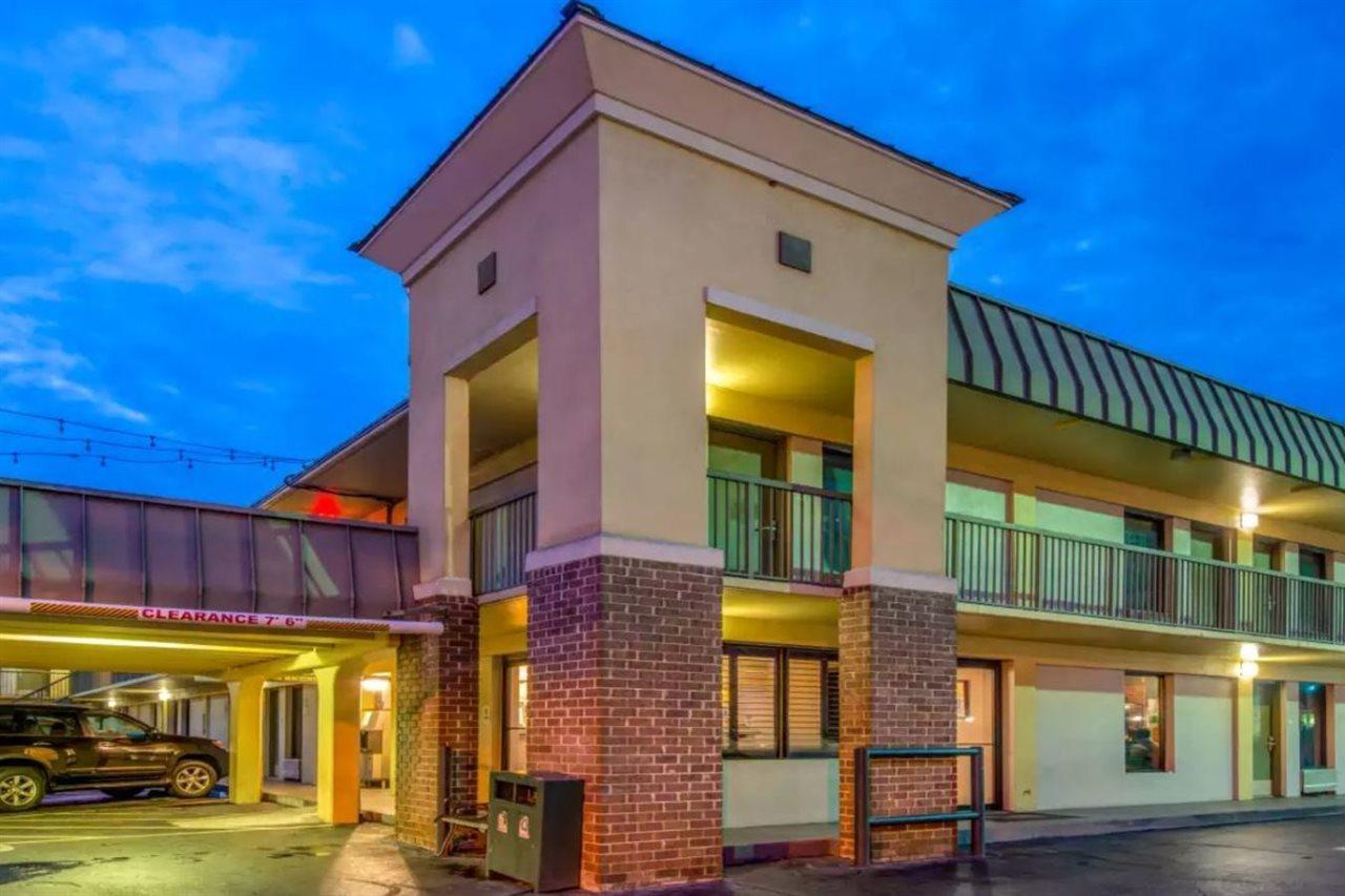 Quality Inn Savannah Historic District Exterior photo